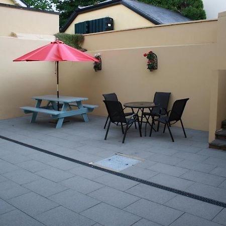Luxury Townhouse -Free Private Parking- 2 Bedrooms Both En-Suite -Sleeps 5 - Fully Equipped Kitchen, Dining Room- Living Room With Tv Dvd Outside Courtyard With Seating - Fast Wi-Fi- 2-Minute Walk To Town Centre Κιλάρνεϊ Εξωτερικό φωτογραφία