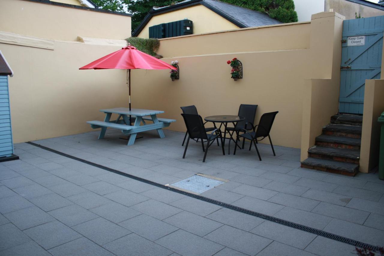 Luxury Townhouse -Free Private Parking- 2 Bedrooms Both En-Suite -Sleeps 5 - Fully Equipped Kitchen, Dining Room- Living Room With Tv Dvd Outside Courtyard With Seating - Fast Wi-Fi- 2-Minute Walk To Town Centre Κιλάρνεϊ Εξωτερικό φωτογραφία