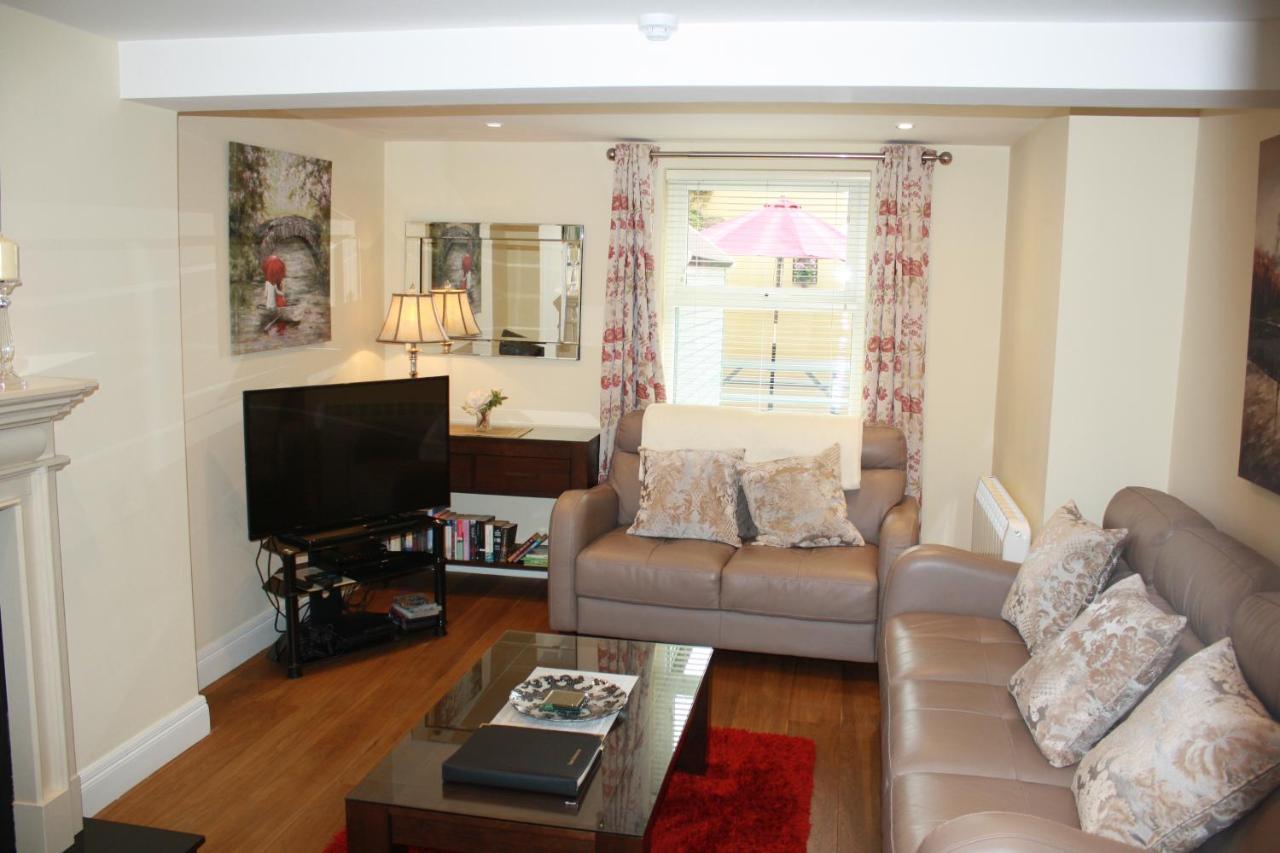 Luxury Townhouse -Free Private Parking- 2 Bedrooms Both En-Suite -Sleeps 5 - Fully Equipped Kitchen, Dining Room- Living Room With Tv Dvd Outside Courtyard With Seating - Fast Wi-Fi- 2-Minute Walk To Town Centre Κιλάρνεϊ Εξωτερικό φωτογραφία