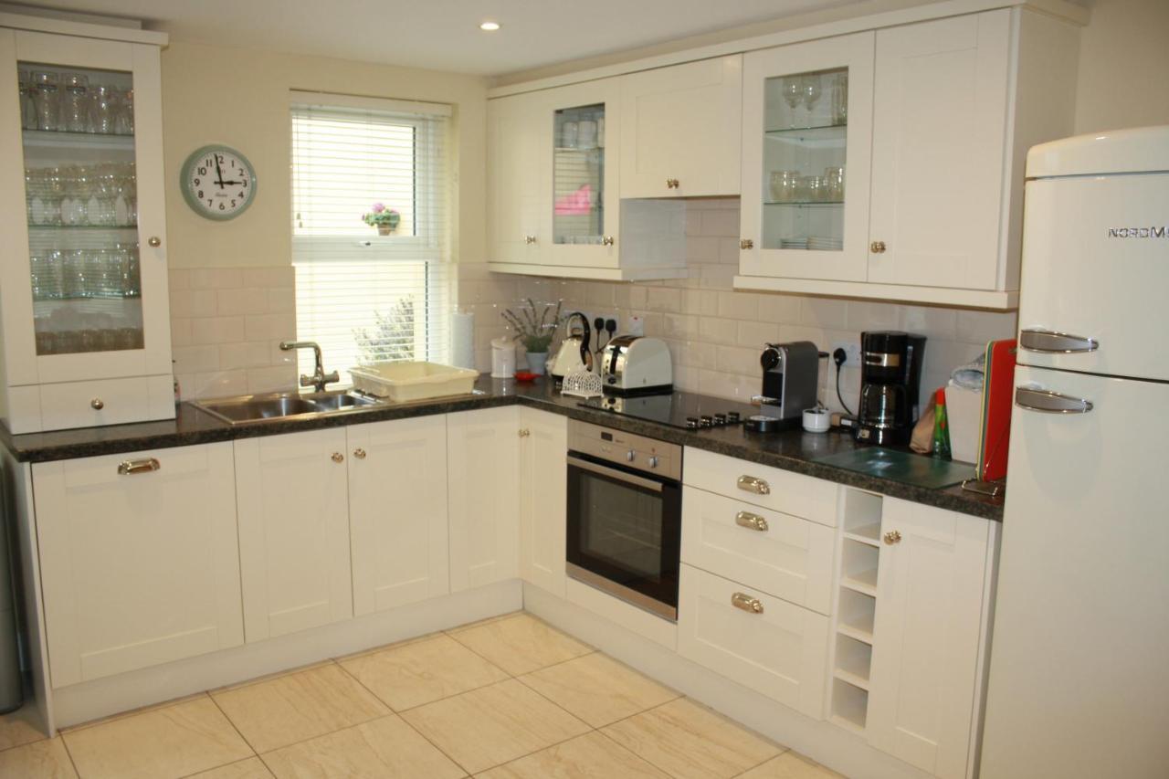 Luxury Townhouse -Free Private Parking- 2 Bedrooms Both En-Suite -Sleeps 5 - Fully Equipped Kitchen, Dining Room- Living Room With Tv Dvd Outside Courtyard With Seating - Fast Wi-Fi- 2-Minute Walk To Town Centre Κιλάρνεϊ Εξωτερικό φωτογραφία