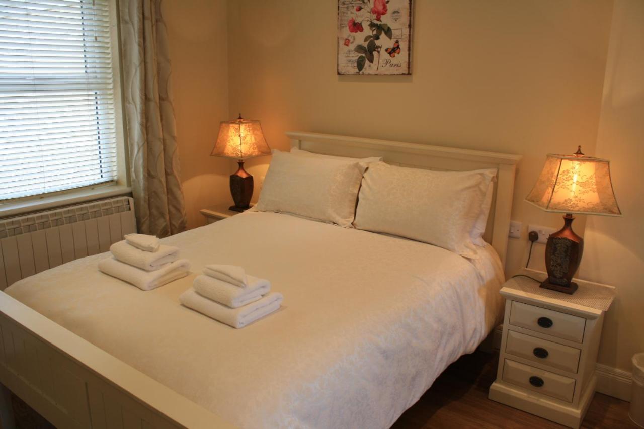 Luxury Townhouse -Free Private Parking- 2 Bedrooms Both En-Suite -Sleeps 5 - Fully Equipped Kitchen, Dining Room- Living Room With Tv Dvd Outside Courtyard With Seating - Fast Wi-Fi- 2-Minute Walk To Town Centre Κιλάρνεϊ Εξωτερικό φωτογραφία
