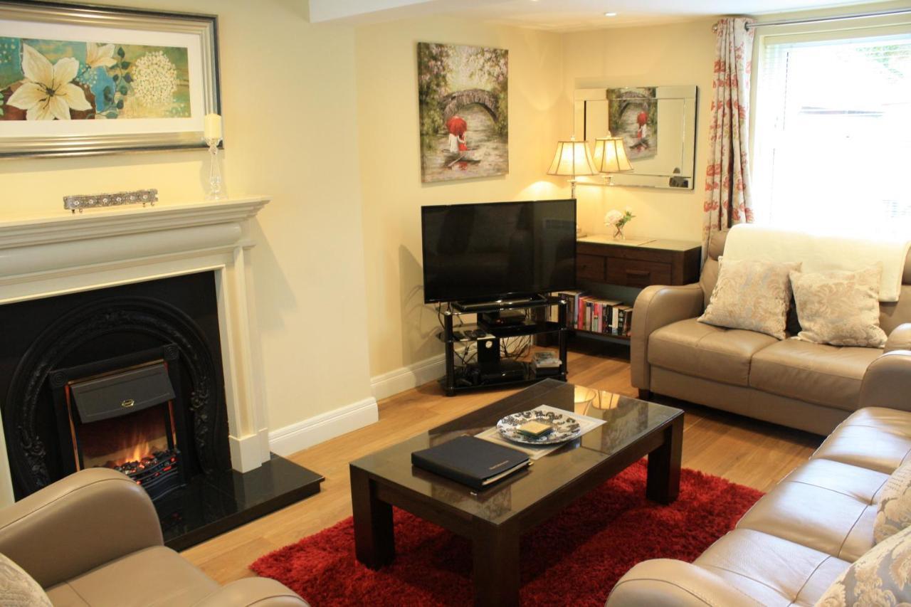 Luxury Townhouse -Free Private Parking- 2 Bedrooms Both En-Suite -Sleeps 5 - Fully Equipped Kitchen, Dining Room- Living Room With Tv Dvd Outside Courtyard With Seating - Fast Wi-Fi- 2-Minute Walk To Town Centre Κιλάρνεϊ Εξωτερικό φωτογραφία