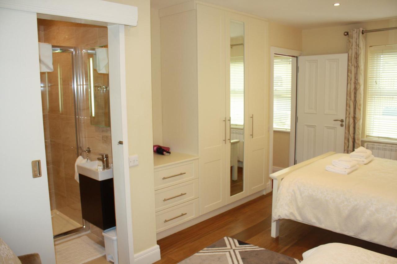 Luxury Townhouse -Free Private Parking- 2 Bedrooms Both En-Suite -Sleeps 5 - Fully Equipped Kitchen, Dining Room- Living Room With Tv Dvd Outside Courtyard With Seating - Fast Wi-Fi- 2-Minute Walk To Town Centre Κιλάρνεϊ Εξωτερικό φωτογραφία