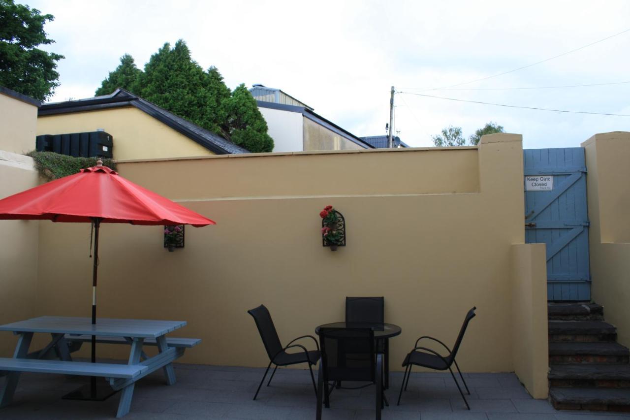 Luxury Townhouse -Free Private Parking- 2 Bedrooms Both En-Suite -Sleeps 5 - Fully Equipped Kitchen, Dining Room- Living Room With Tv Dvd Outside Courtyard With Seating - Fast Wi-Fi- 2-Minute Walk To Town Centre Κιλάρνεϊ Εξωτερικό φωτογραφία