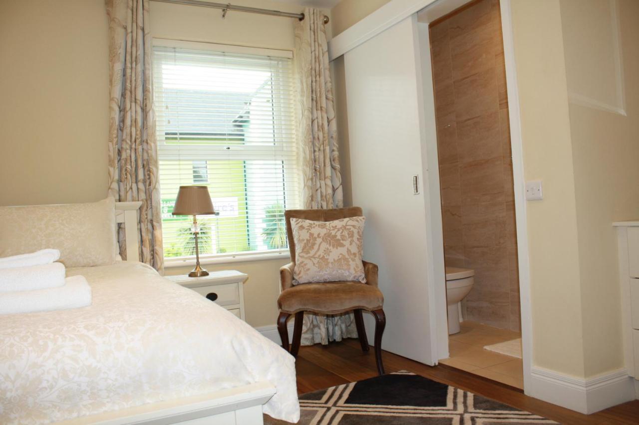 Luxury Townhouse -Free Private Parking- 2 Bedrooms Both En-Suite -Sleeps 5 - Fully Equipped Kitchen, Dining Room- Living Room With Tv Dvd Outside Courtyard With Seating - Fast Wi-Fi- 2-Minute Walk To Town Centre Κιλάρνεϊ Εξωτερικό φωτογραφία