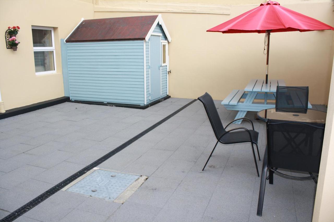 Luxury Townhouse -Free Private Parking- 2 Bedrooms Both En-Suite -Sleeps 5 - Fully Equipped Kitchen, Dining Room- Living Room With Tv Dvd Outside Courtyard With Seating - Fast Wi-Fi- 2-Minute Walk To Town Centre Κιλάρνεϊ Εξωτερικό φωτογραφία